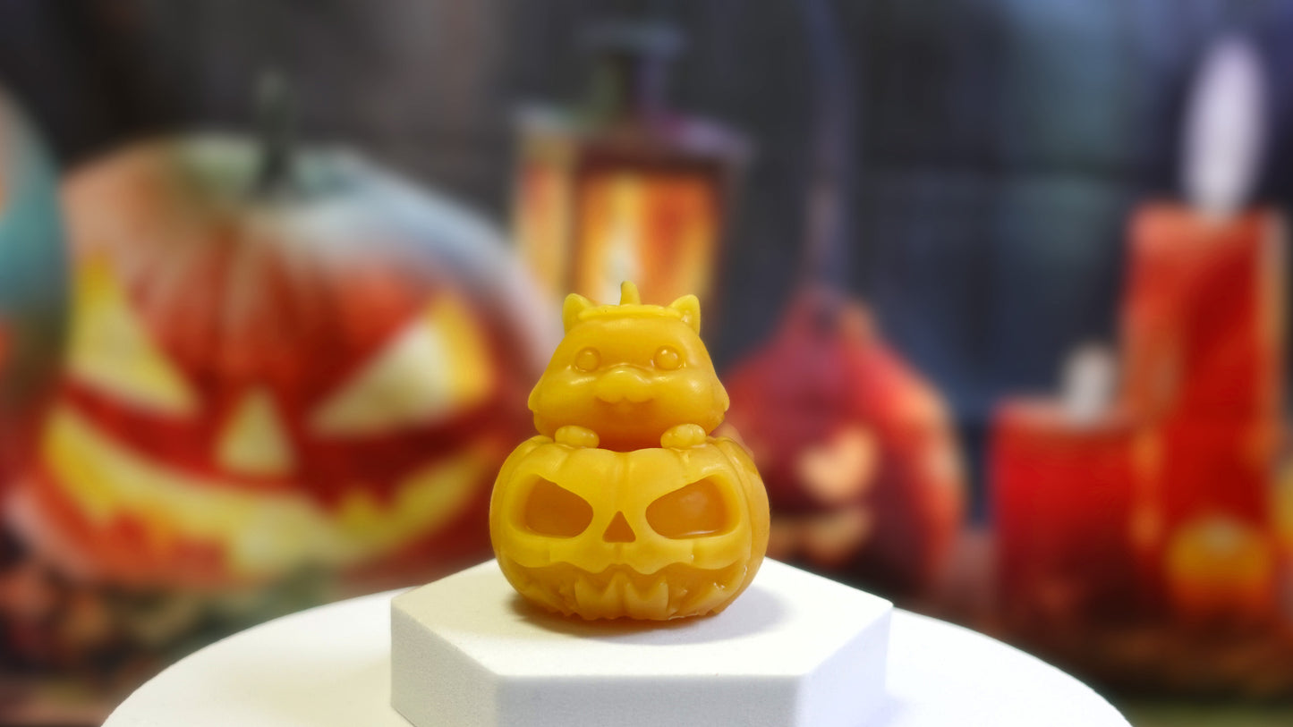 Kerze "Katze auf Kürbis" 🎃 Handgegossen