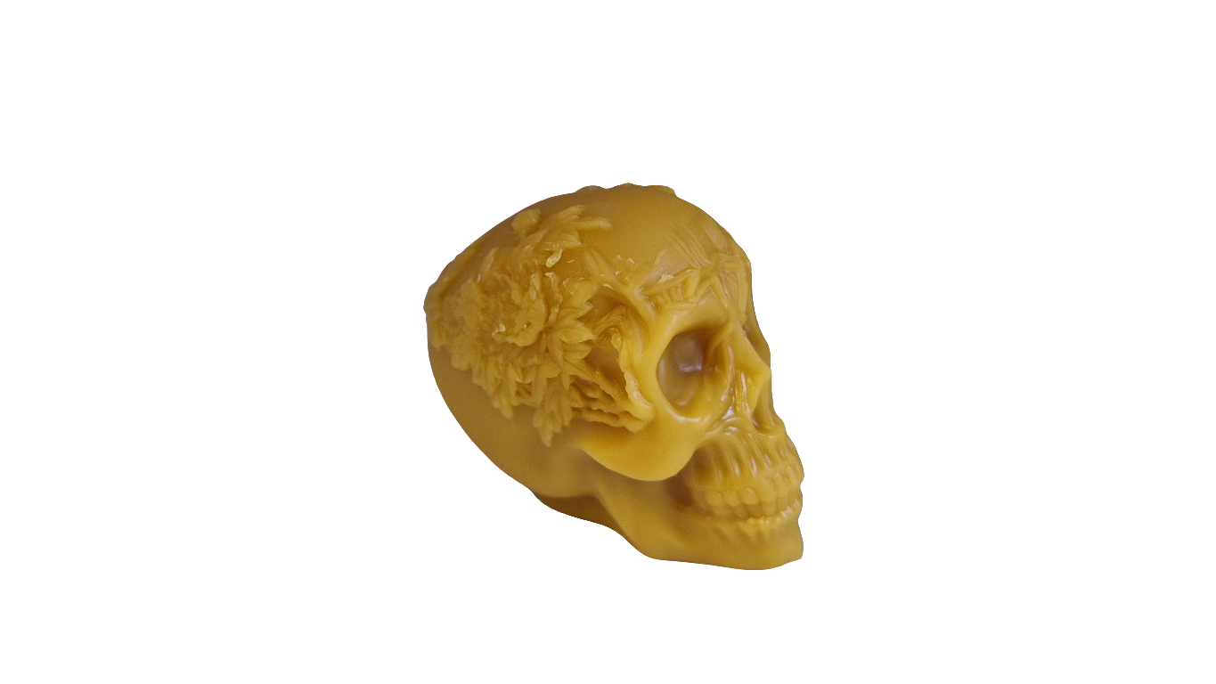 Totenkopf mit Blumenkranz