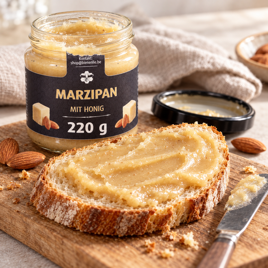 Serviervorschlag: Marzipan mit Honig als Aufstrich auf einer Scheibe Brot