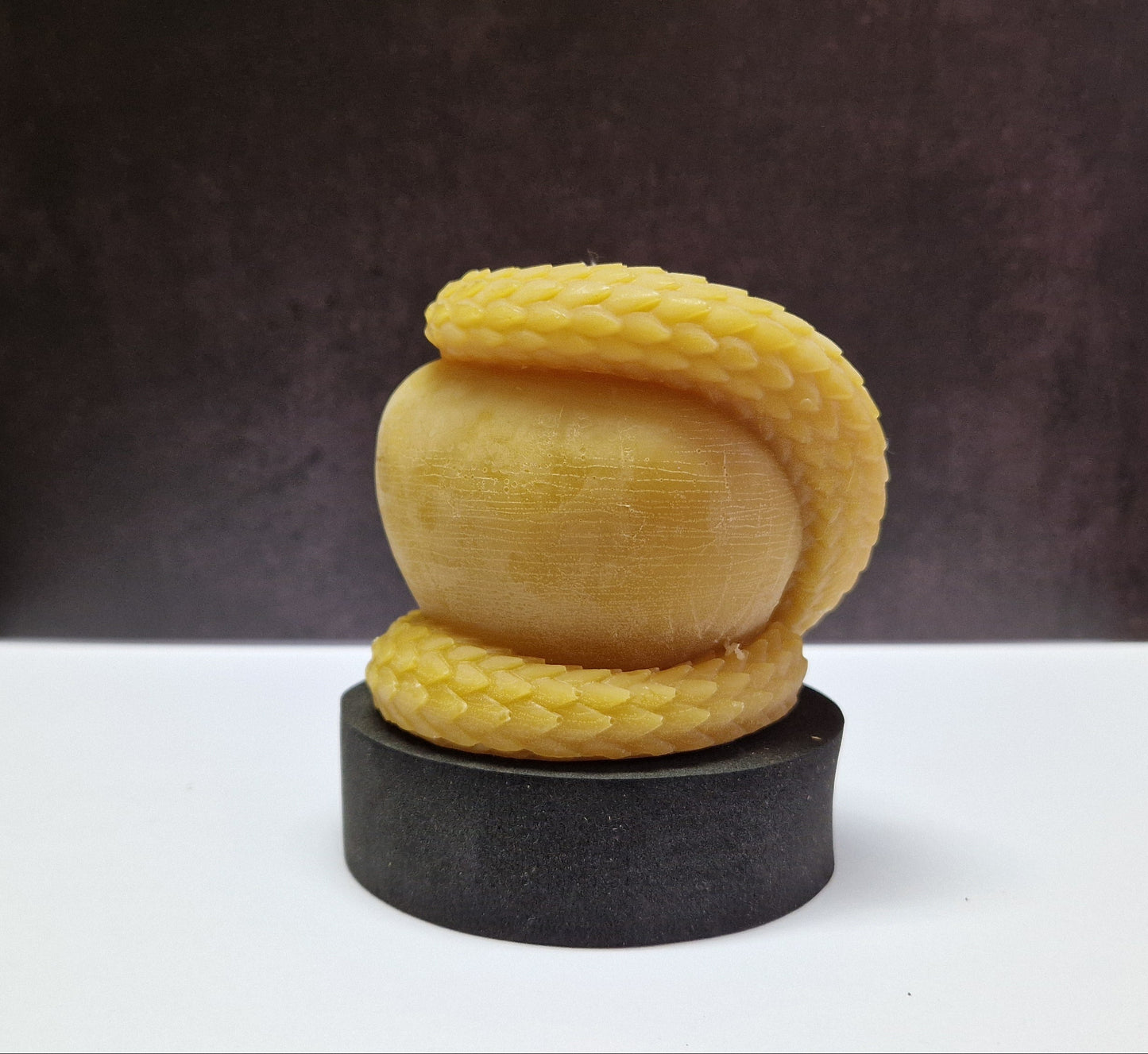 Kerze Schlange auf Apfel