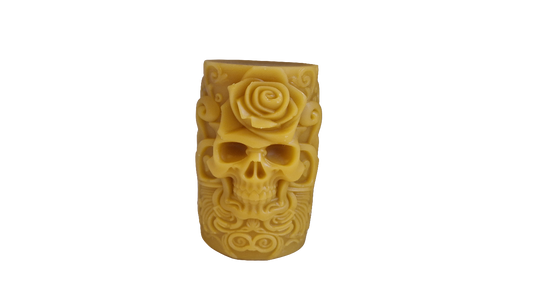 Totenkopf mit Rosen