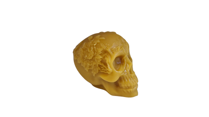 Totenkopf mit Blumenkranz