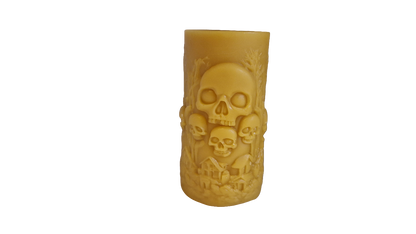 Kerze Totenkopf mit Händen und Dorf Motiv