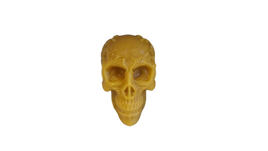 Totenkopf mit Blumenkranz