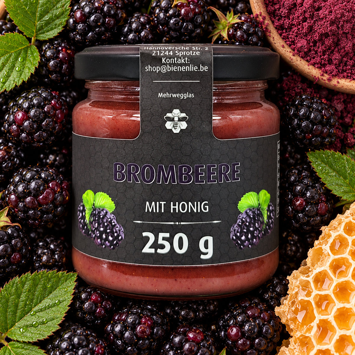 Brombeere mit Honig - fruchtig & säuerlich | 250g – Produktglas im Zutatenbett