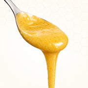 Mango mit Honig - fruchtig & mild – Konsistenz auf einem Silberlöffel