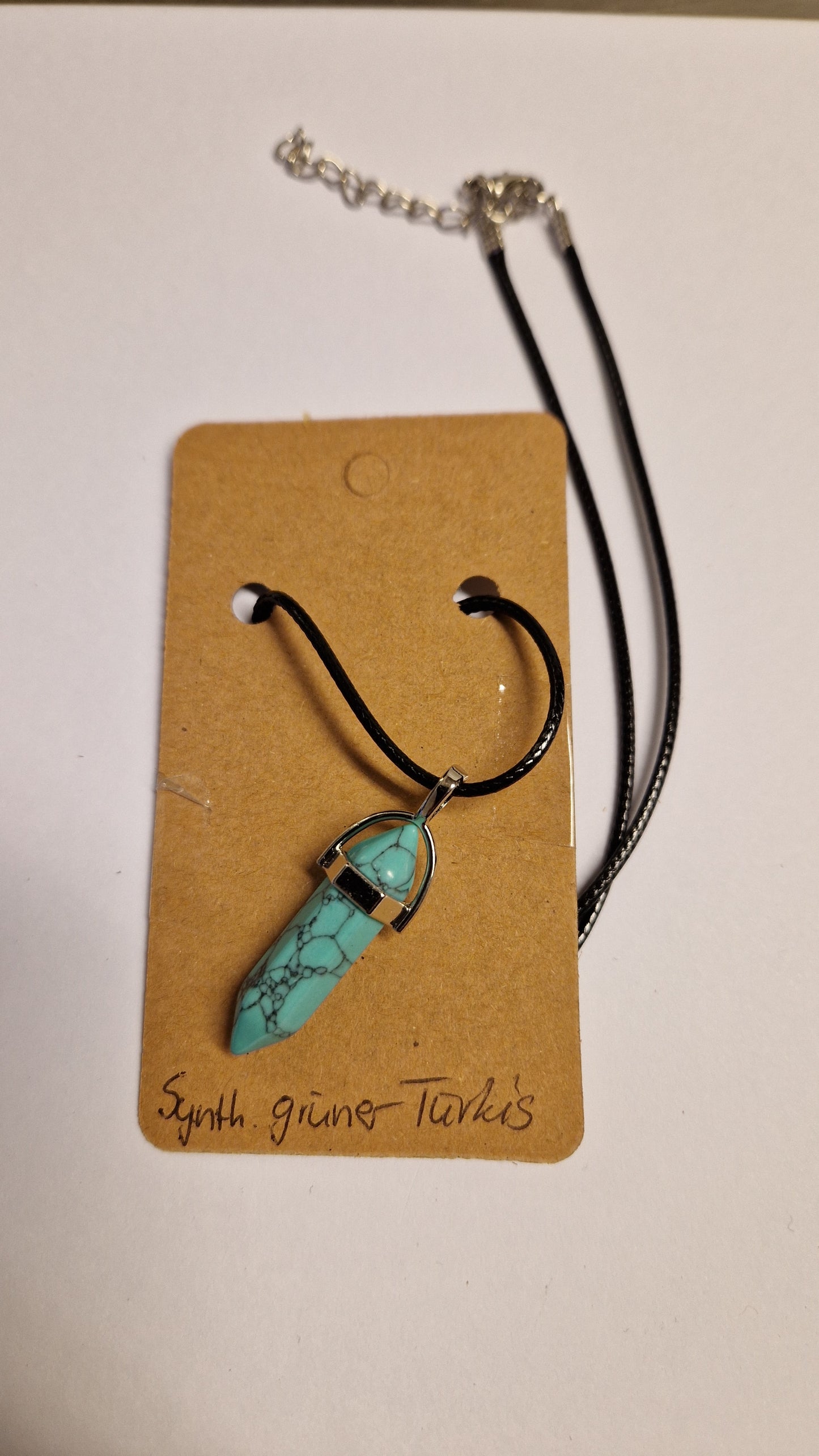 Edelsteinanhänger mit Lederhalsband