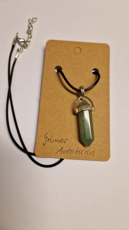 Edelsteinanhänger mit Lederhalsband