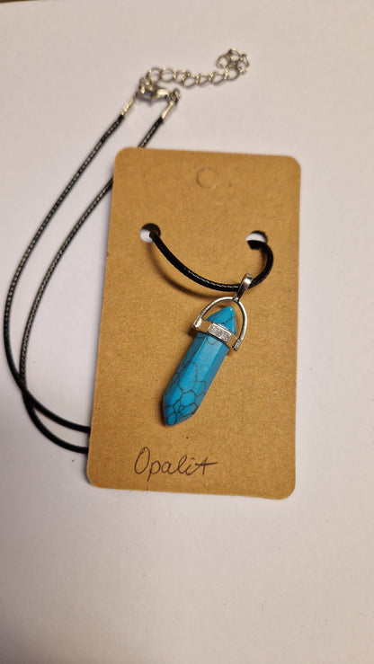 Edelsteinanhänger mit Lederhalsband