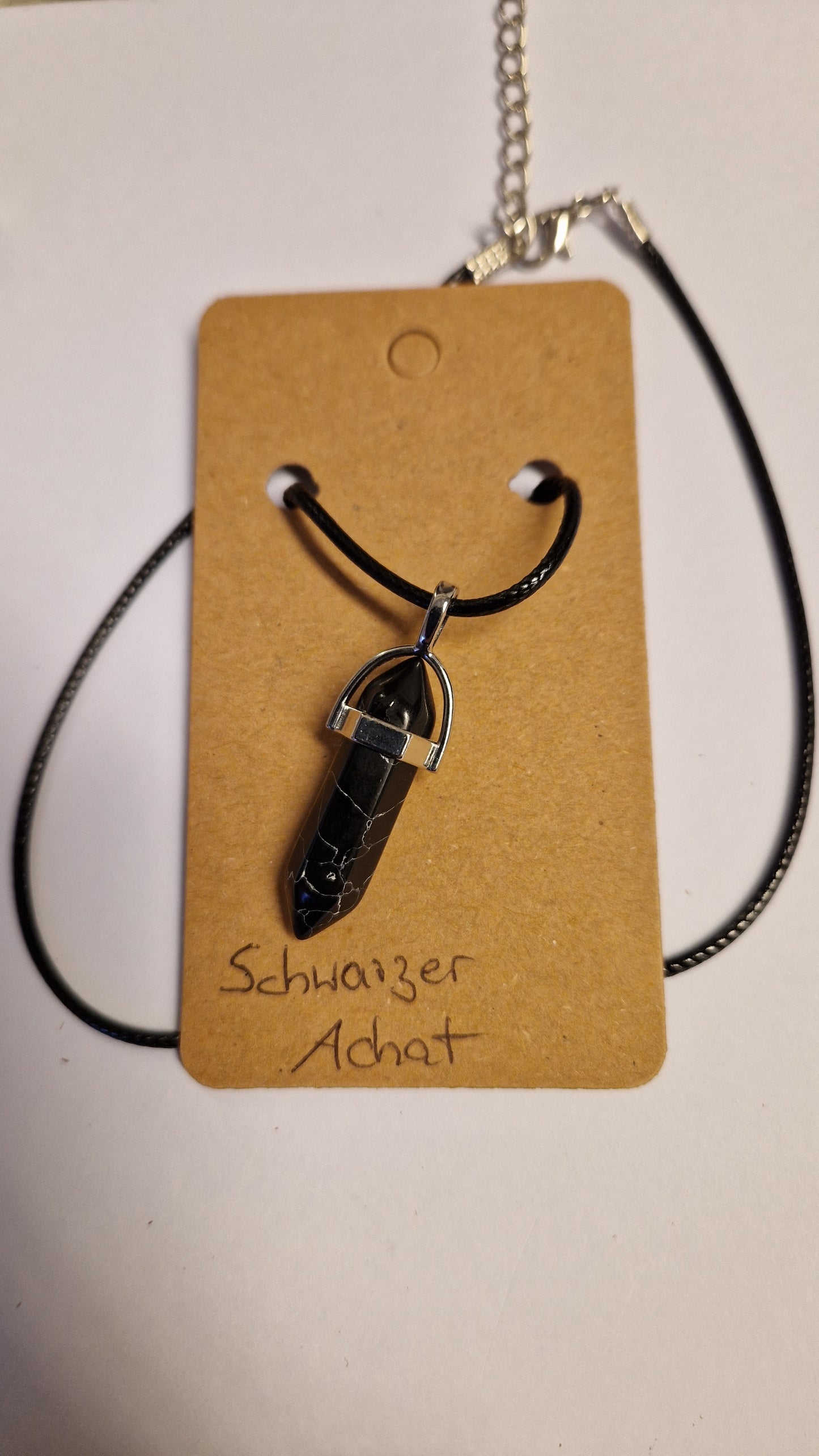 Edelsteinanhänger mit Lederhalsband