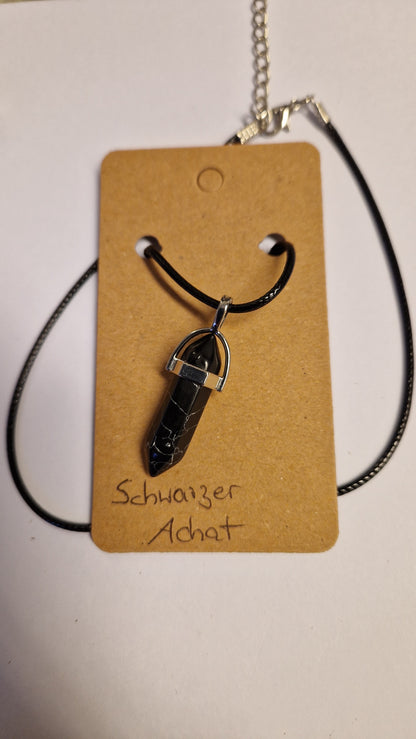 Edelsteinanhänger mit Lederhalsband