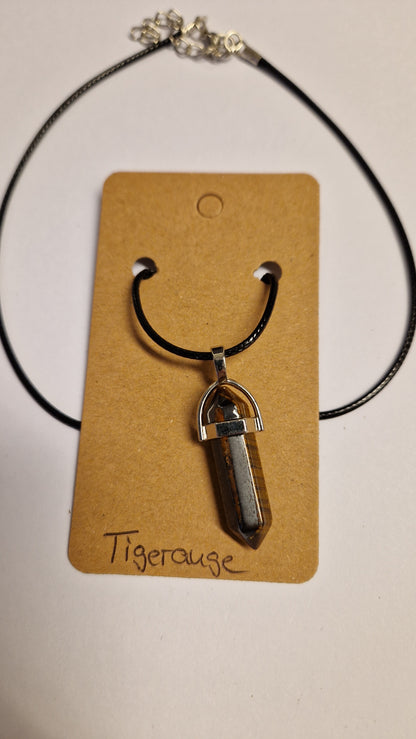 Edelsteinanhänger mit Lederhalsband