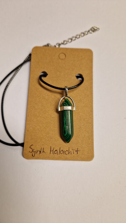 Edelsteinanhänger mit Lederhalsband