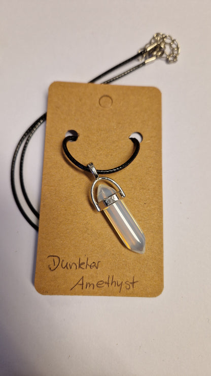 Edelsteinanhänger mit Lederhalsband