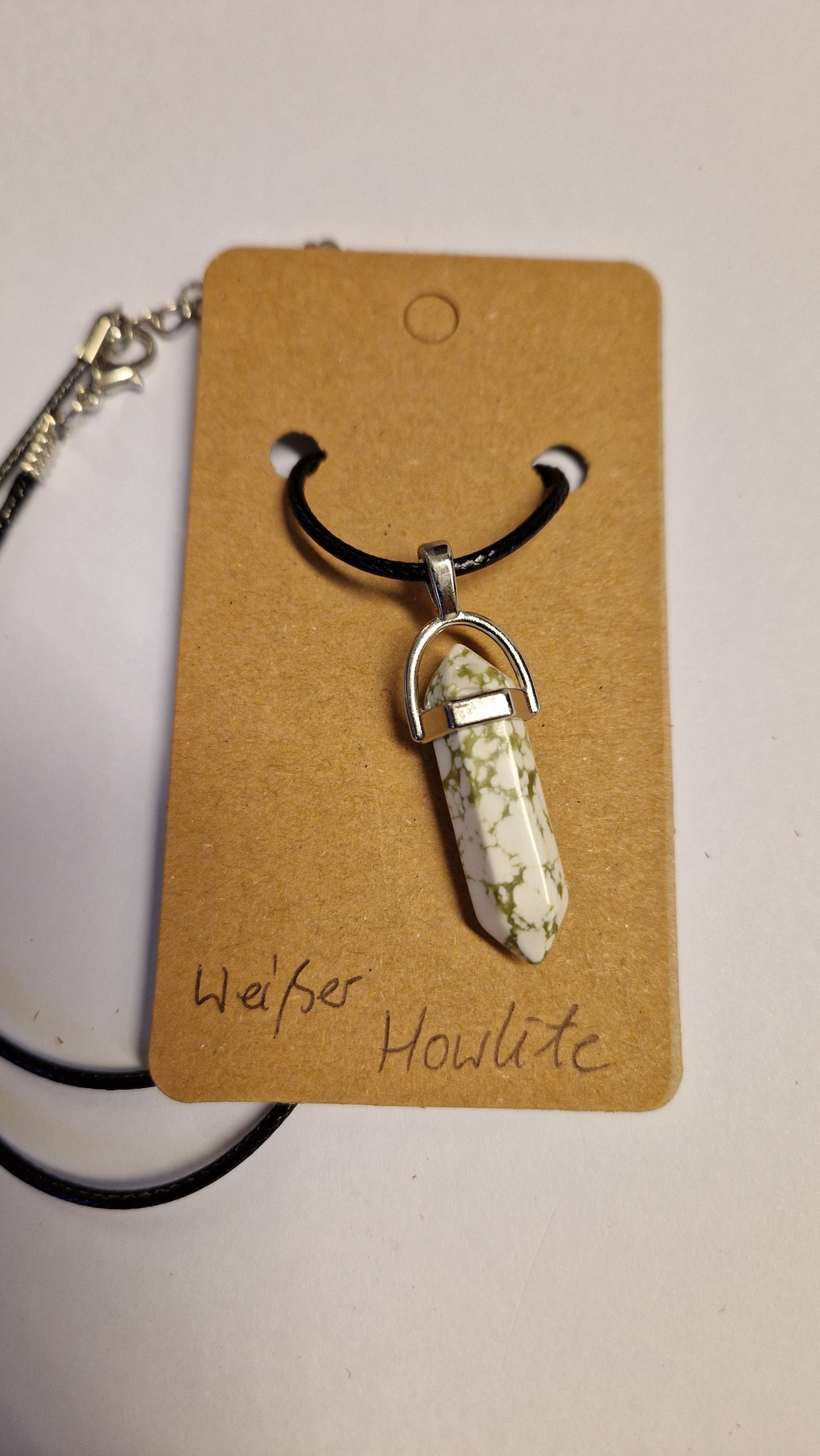 Edelsteinanhänger mit Lederhalsband