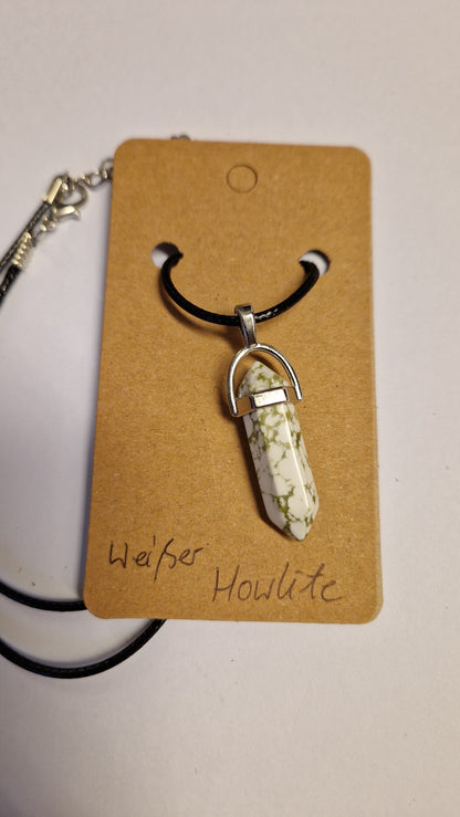 Edelsteinanhänger mit Lederhalsband