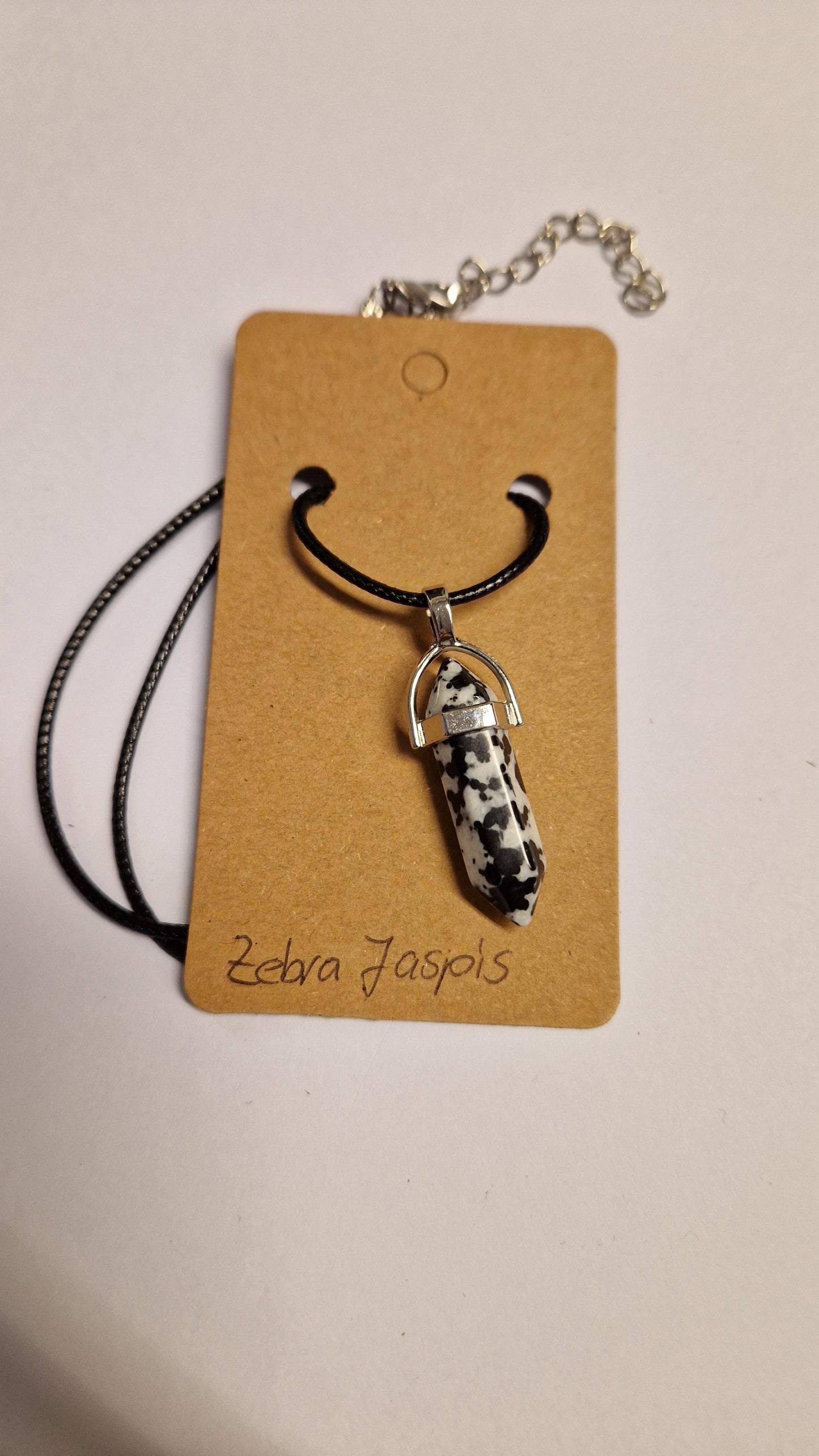 Edelsteinanhänger mit Lederhalsband