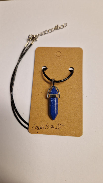 Edelsteinanhänger mit Lederhalsband