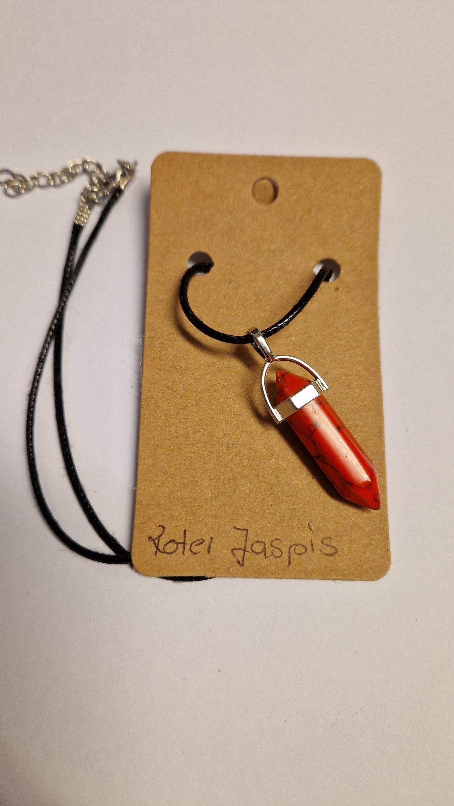 Edelsteinanhänger mit Lederhalsband