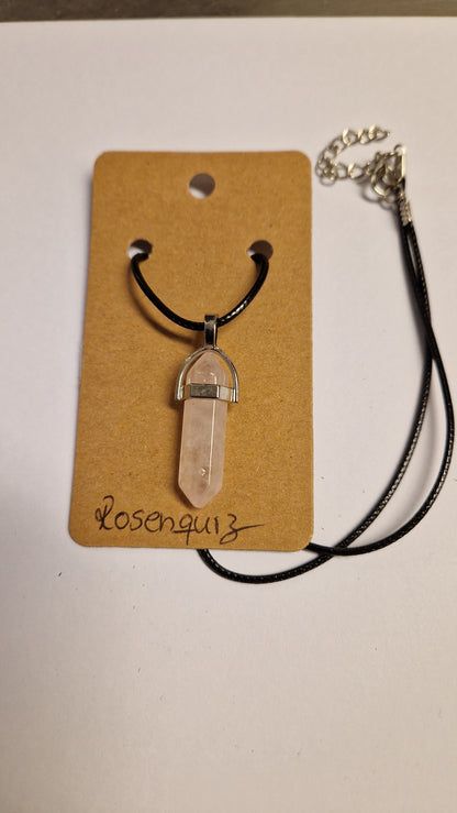 Edelsteinanhänger mit Lederhalsband